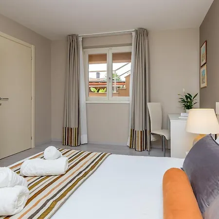 Complex Irena With Pool