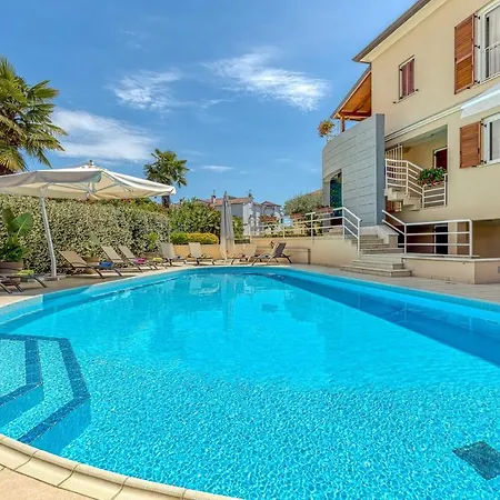 Complex Irena With Pool Poreč