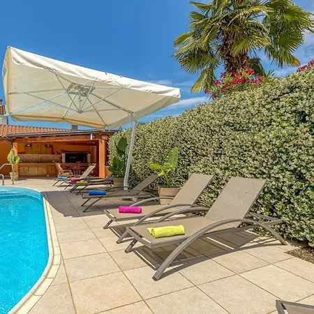 Complex Irena With Pool Poreč