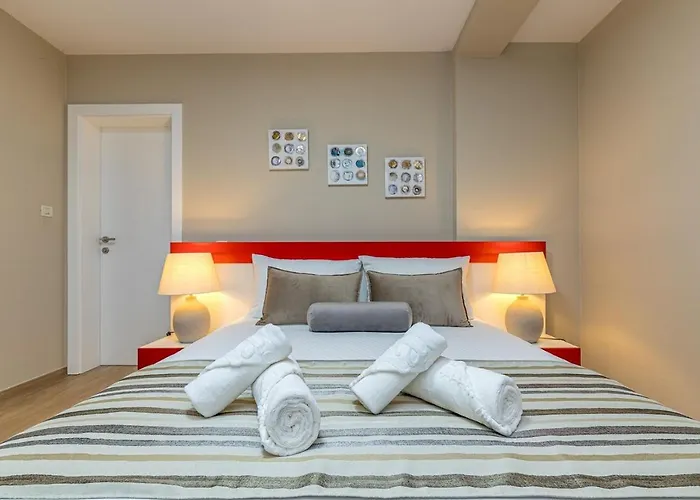 Complex Irena With Pool 招待所