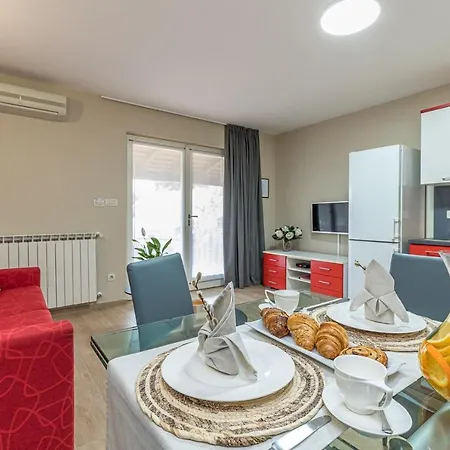 Complex Irena With Pool Affittacamere 4*