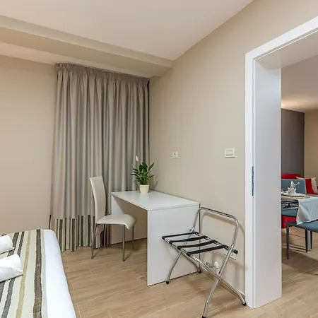 Complex Irena With Pool بيت ضيافة بوريتش