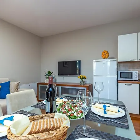 Complex Irena With Pool بيت ضيافة بوريتش