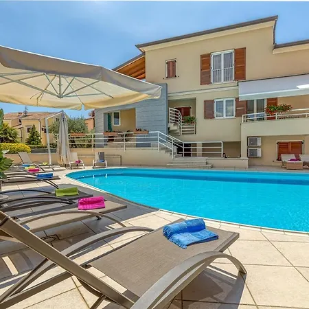 Complex Irena With Pool بيت ضيافة 4*