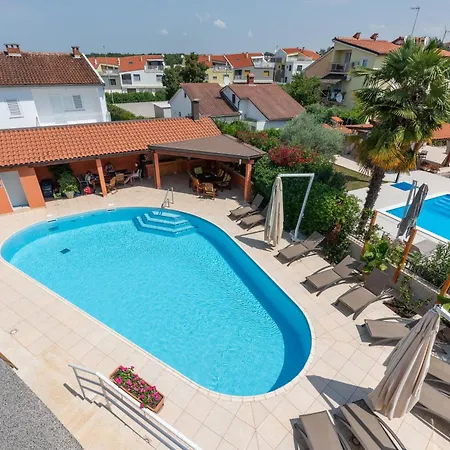 Complex Irena With Pool بيت ضيافة بوريتش