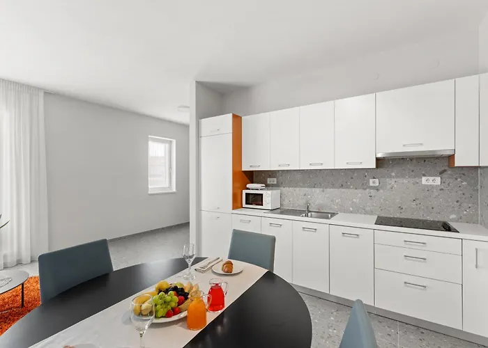 Complex Irena With Pool Poreč